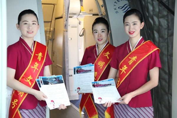 乘務員在登機口散發宣傳資料——唐玲攝影.jpg