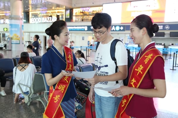 乘務員向旅客普及乘機知識——唐玲攝影.jpg