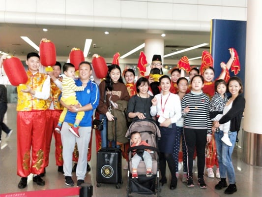 “財神爺”空降美蘭機場,為旅客們帶來歡樂.jpg