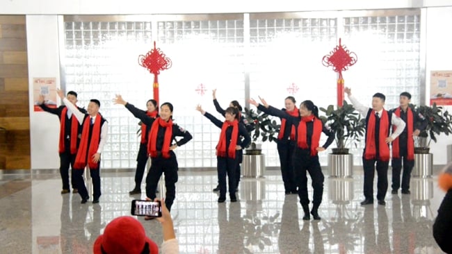 富蘊(yùn)機(jī)場(chǎng)快閃活動(dòng)載歌載舞溫暖回家路 (1).jpg