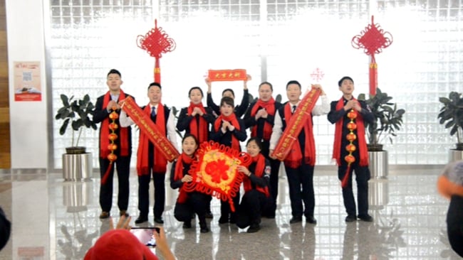 富蘊(yùn)機(jī)場(chǎng)快閃活動(dòng)載歌載舞溫暖回家路 (2).jpg
