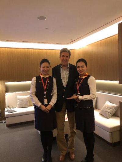 飛航地服貴賓服務員與美國前任國務卿合照.jpg