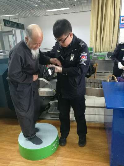 【新聞稿】阿勒泰機場安檢站開展真情服務活動【文圖-方黎】5.jpg