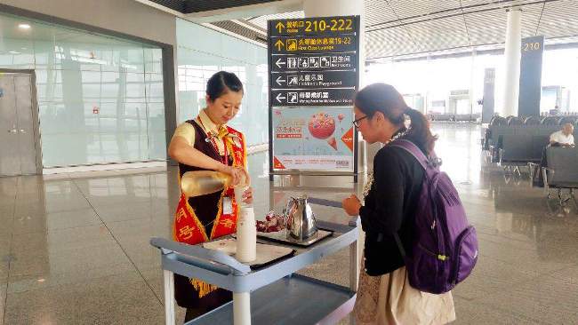 “指南針志愿者”為旅客提供茶水.jpg