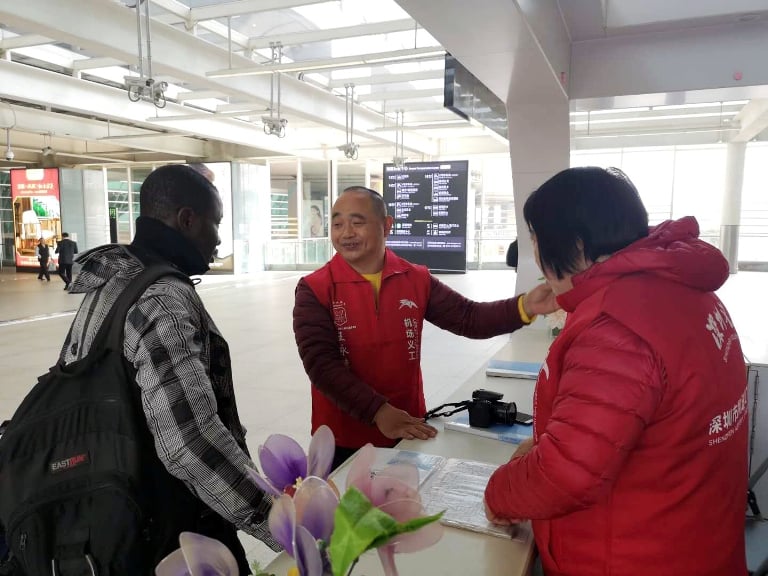 今年春運期間，深圳機場義工聯預計將投入義工超過1700人次.jpg