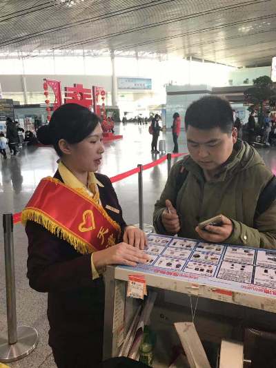 天航地服志愿者為旅客提供服務.jpg