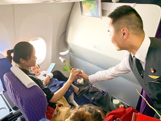 紳士乘務組為女性旅客送上玫瑰花.jpg