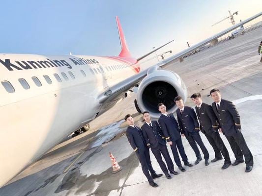 昆明航空紳士乘務組 (2).jpg