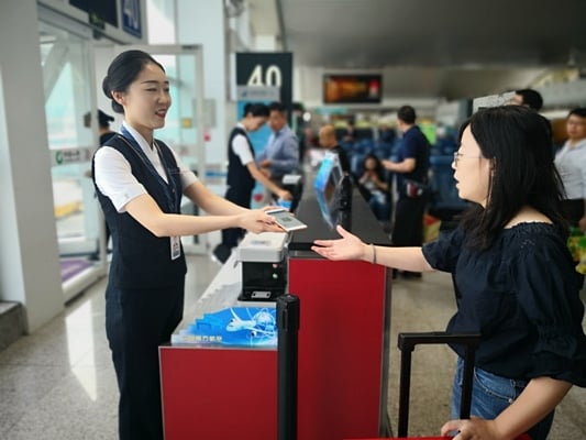 6月7日端午節，旅客使用電子登機牌實現無紙化出行。——周萍 攝.jpg
