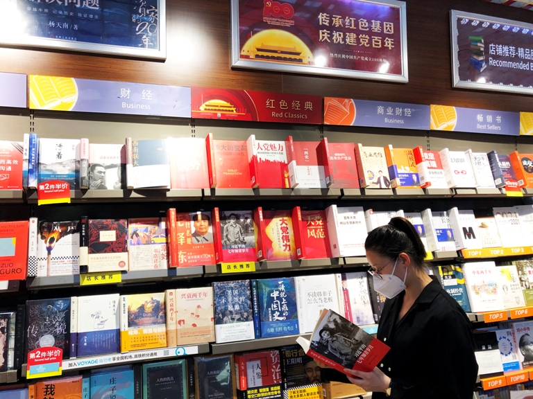 河北機場商業(yè)公司開展“紅色書架”活動獻(xiàn)禮建黨100周年--欒靜恬攝2.jpg