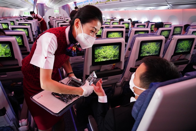 4.旅客在觀看客艙娛樂系統(tǒng)“保護(hù)生物多樣性”系列視頻的同時(shí)，也收到了主題航班環(huán)保小禮品。.jpg