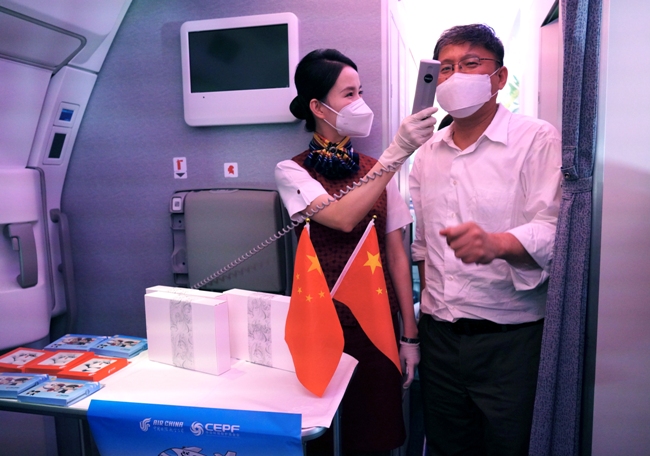 5.主題航班機(jī)上活動，國航帶領(lǐng)旅客共同參與到生物多樣性科普工作中.jpg