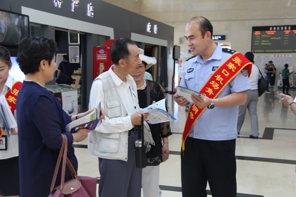 “圖為張家口機(jī)場(chǎng)工作人員向旅客發(fā)放航空安全知識(shí)宣傳冊(cè)。張璐攝”.JPG