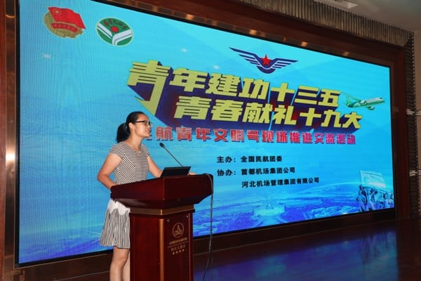 在交流活動中發言的青年代表。.JPG