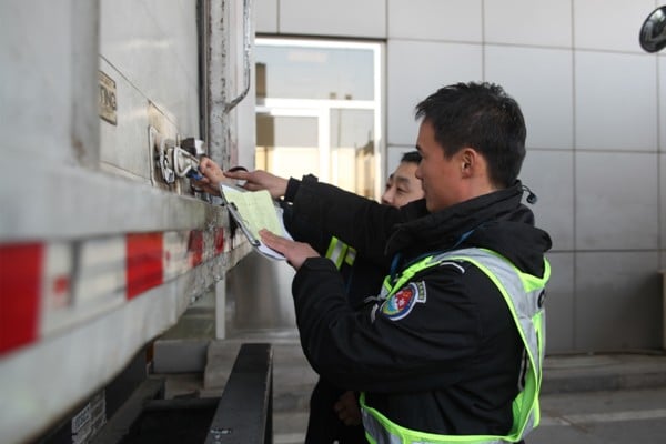 圖：安檢員核查入場車輛封簽.JPG