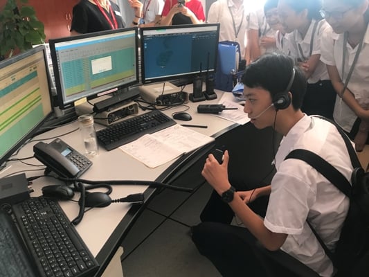 配圖:青少年航空愛好者親身體驗無線電通話.jpg