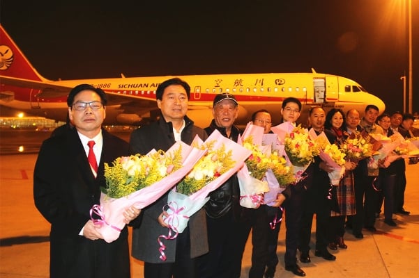 2.民航云南監(jiān)管局靳學(xué)齋副局長、紅航黃茂斌董事長攜總裁室領(lǐng)導(dǎo)迎接2016年最后一個航班A67114機組.jpg