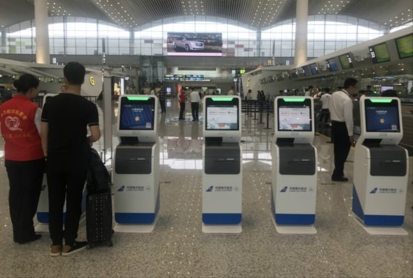 旅客正在通過自助設備辦理登機.jpg