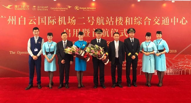 T2航站樓首個進出港航班的機組人員合影。.jpg