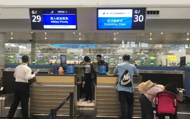 旅客正在廈航值機柜臺辦理手續.jpg