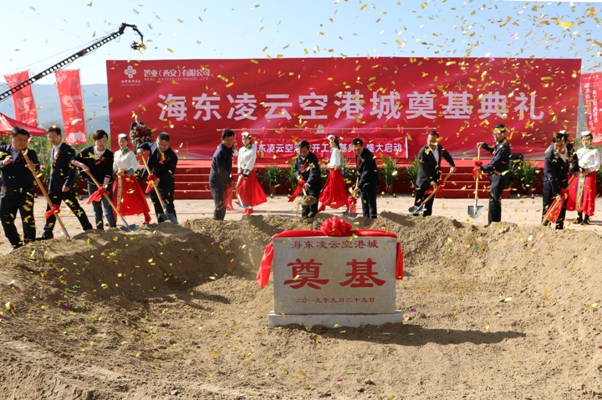 4.參加儀式的領導進行奠基.jpg