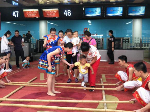 飛航地服開展竹竿舞表演互動.jpg