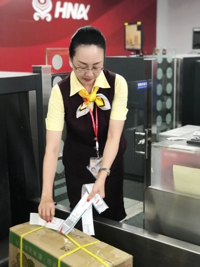 國內值機員謝怡珊幫助旅客辦理行李托運.jpg