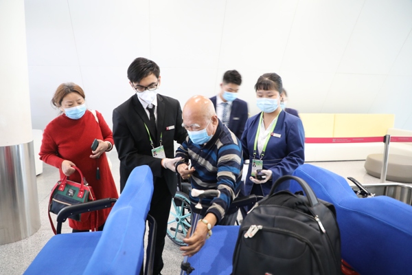 深圳機場推出“全流程愛心服務”“行李大使”“微笑服務”等人性化服務，形塑機場服務品牌 攝影：葉丹.JPG