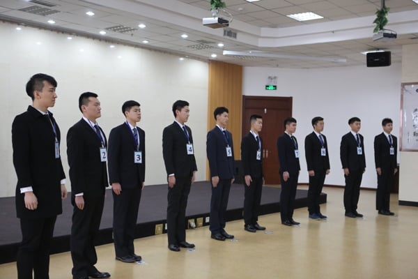 南航新疆往屆招聘照片：俊男面試.JPG