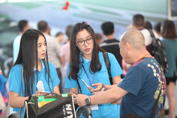 新員工在社會實踐中推廣升艙產(chǎn)品.JPG
