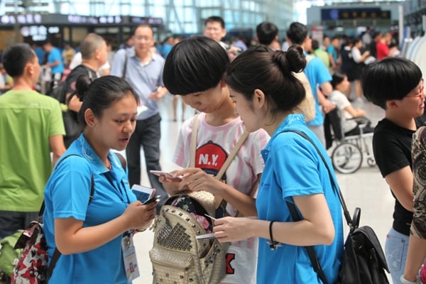 新員工在社會實踐中推廣山航官方app.JPG