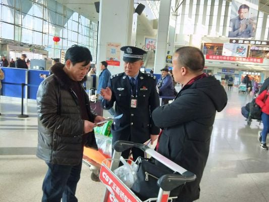 民航新疆機場公安局開展防電信詐騙知識宣傳活動3.jpg